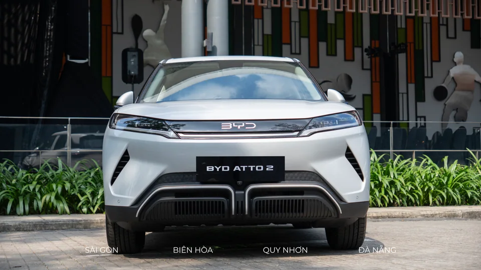 BYD ATTO 2 màu trắng nhìn chính diện ngoài trời
