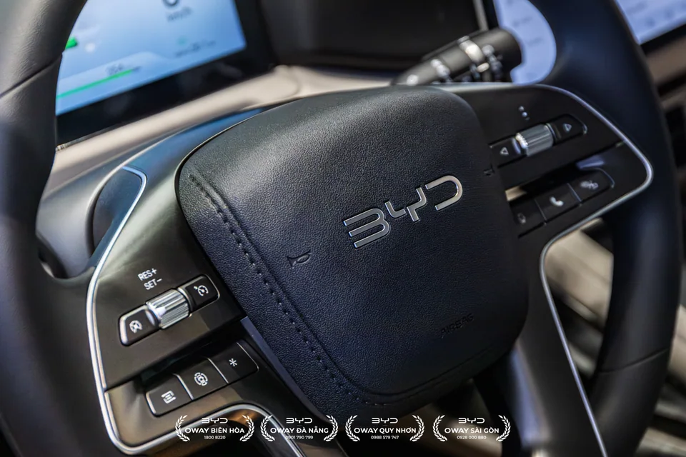 Logo BYD và các cụm nút bấm trên vô lăng ATTO 2