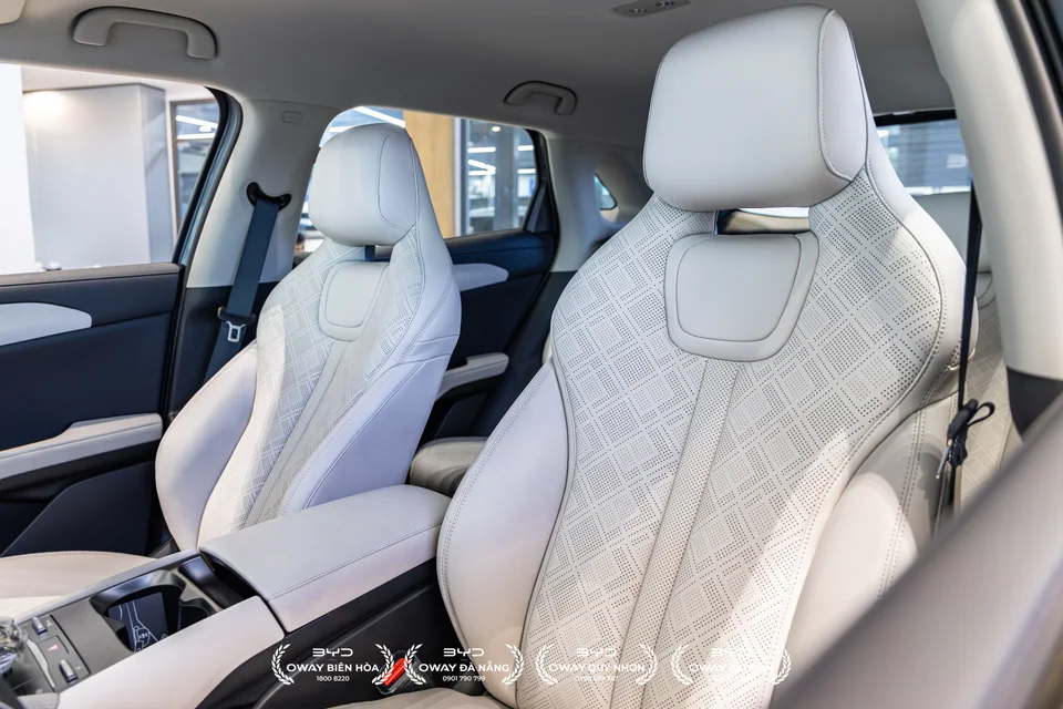 Hai ghế trước màu sáng và bệ trung tâm trong BYD ATTO 2