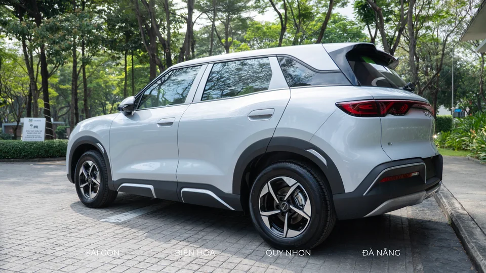 Góc sau ba phần tư của BYD ATTO 2 màu trắng