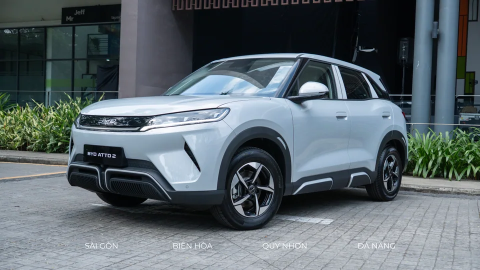 BYD ATTO 2 màu trắng chụp góc trước ba phần tư ngoài trời