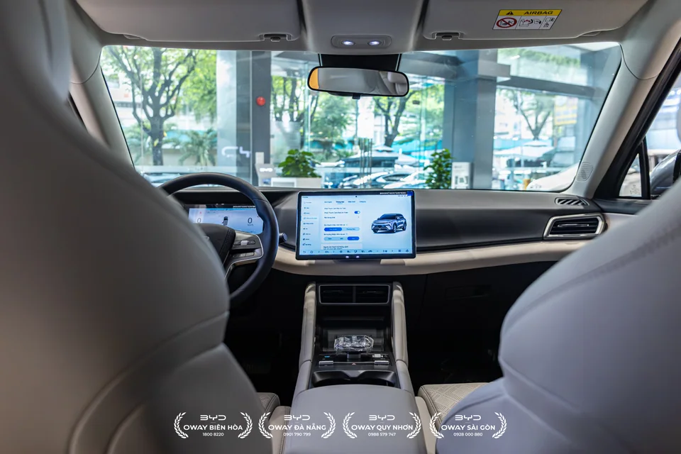 Khoang lái BYD ATTO 2 nhìn từ hàng ghế sau, màn hình trung tâm ở vị trí ngang