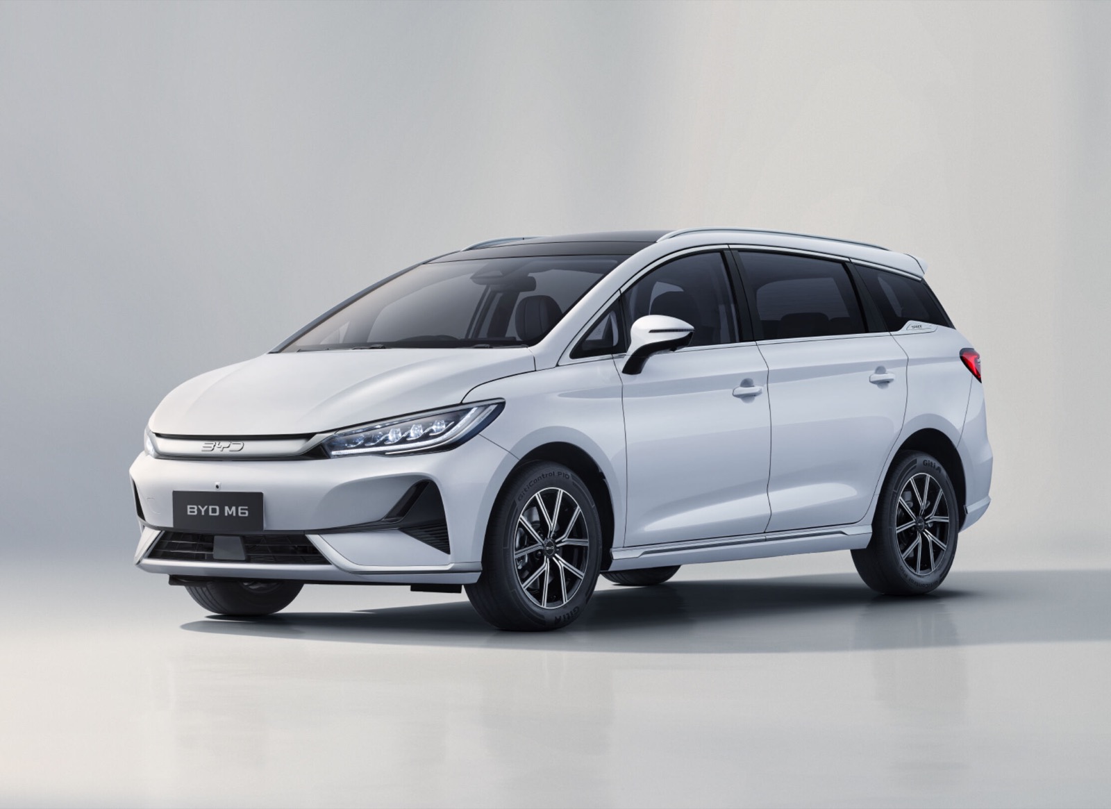 BYD M6 màu Crystal White