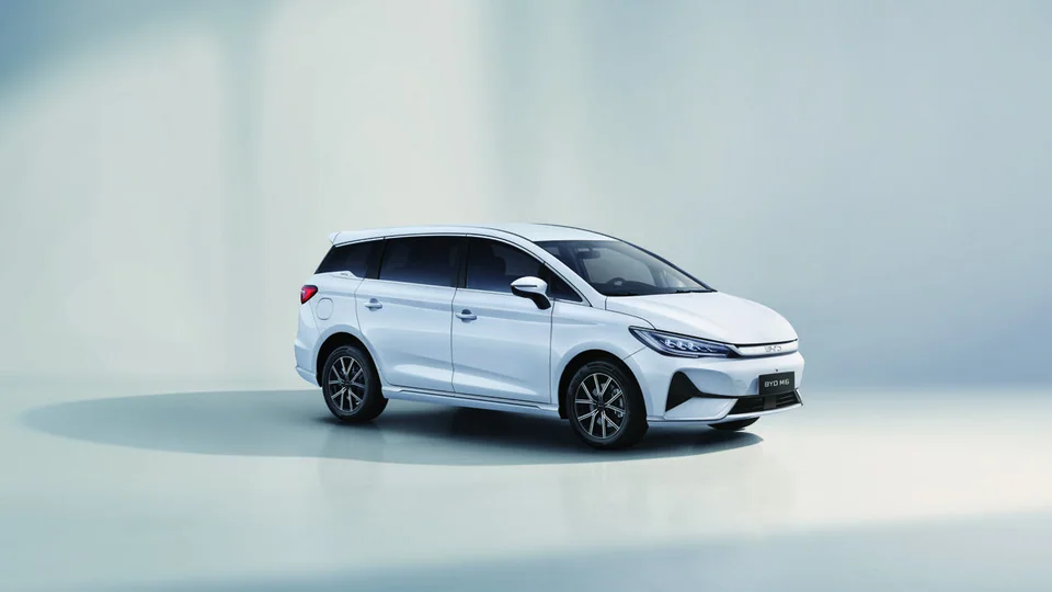 BYD M6 màu trắng nhìn từ góc trước