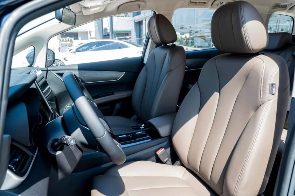 Hai ghế trước và vô-lăng bên trái trong BYD M6