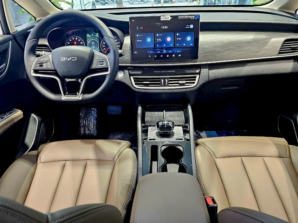 Khoang lái BYD M6 với vô-lăng bên trái và màn hình trung tâm