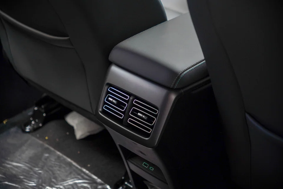 Cửa gió phía sau cụm điều khiển trung tâm trên BYD SEALION 5