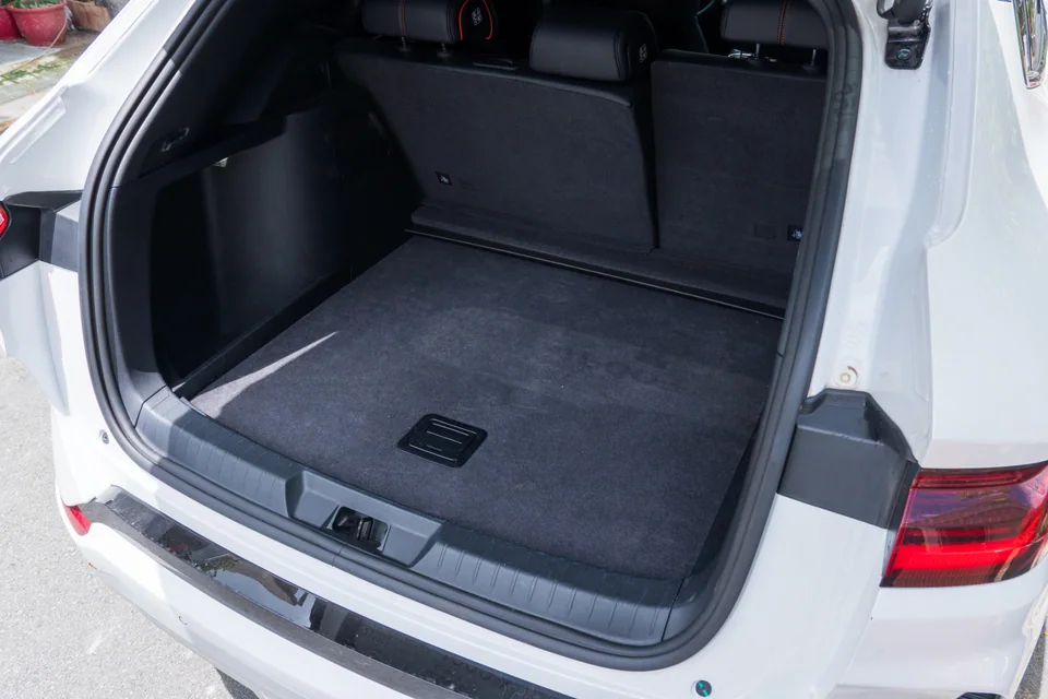 Khoang hành lý BYD Sealion 6 khi mở cửa cốp
