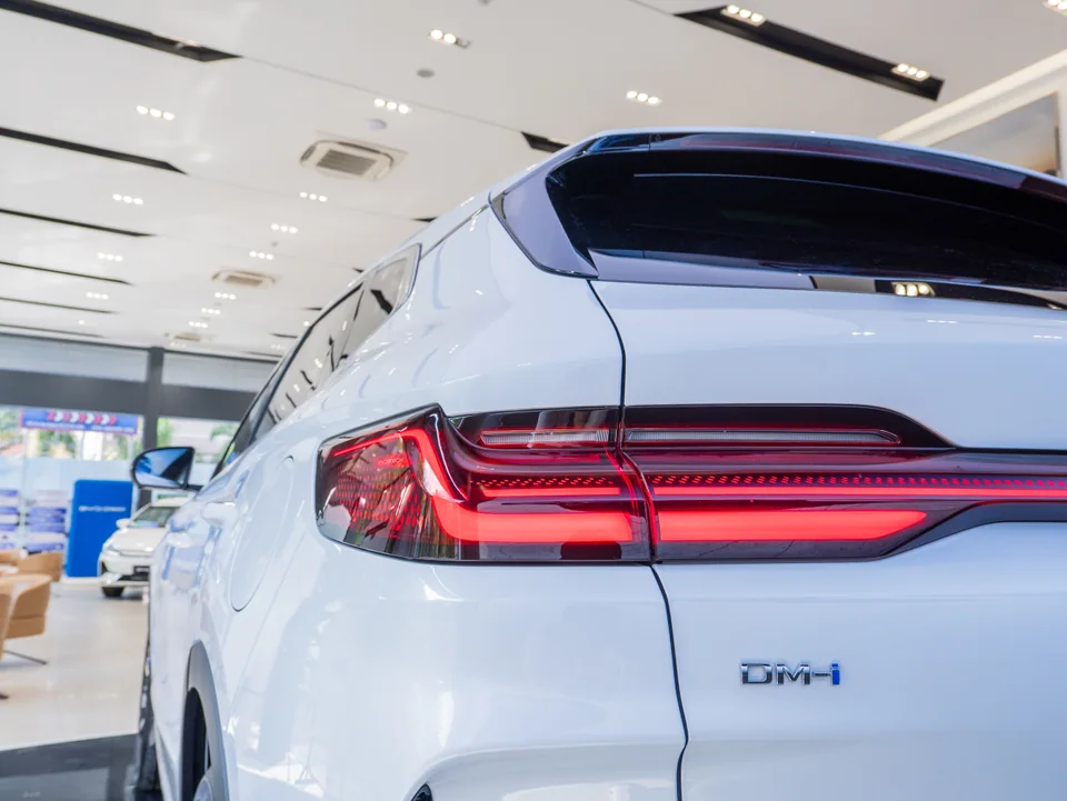 Cụm đèn hậu của BYD SEALION 6 màu trắng
