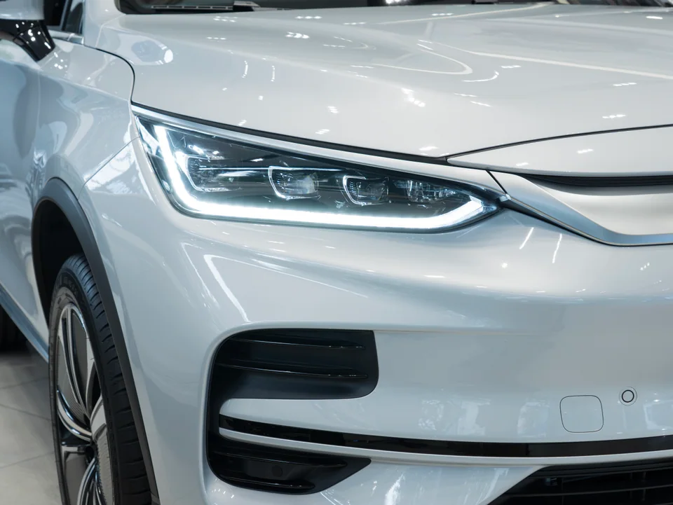 Cụm đèn trước của BYD SEALION 8 màu trắng