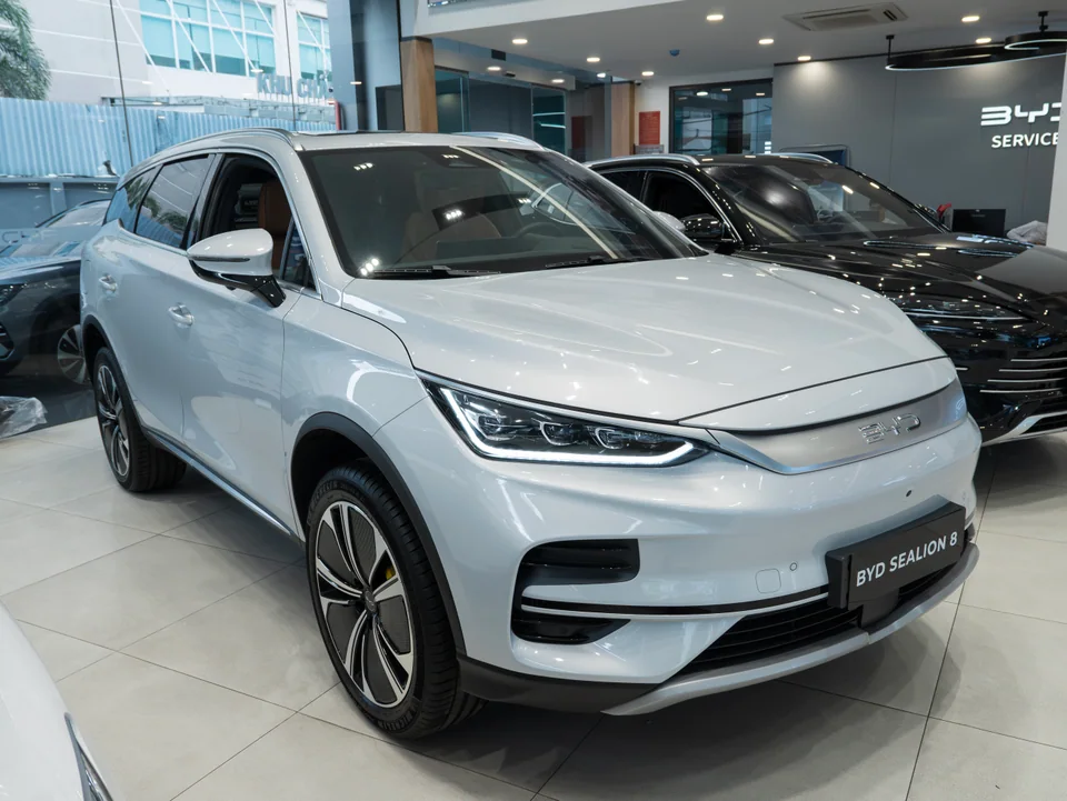BYD SEALION 8 màu trắng nhìn từ góc trước tại showroom