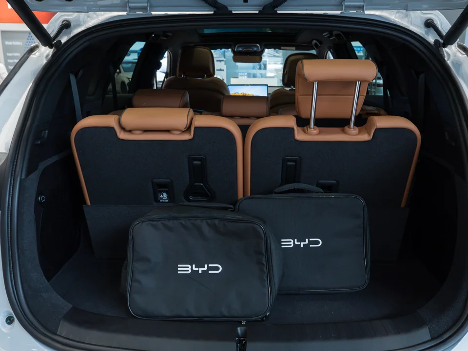 Khoang hành lý của BYD SEALION 8 khi cửa hậu mở