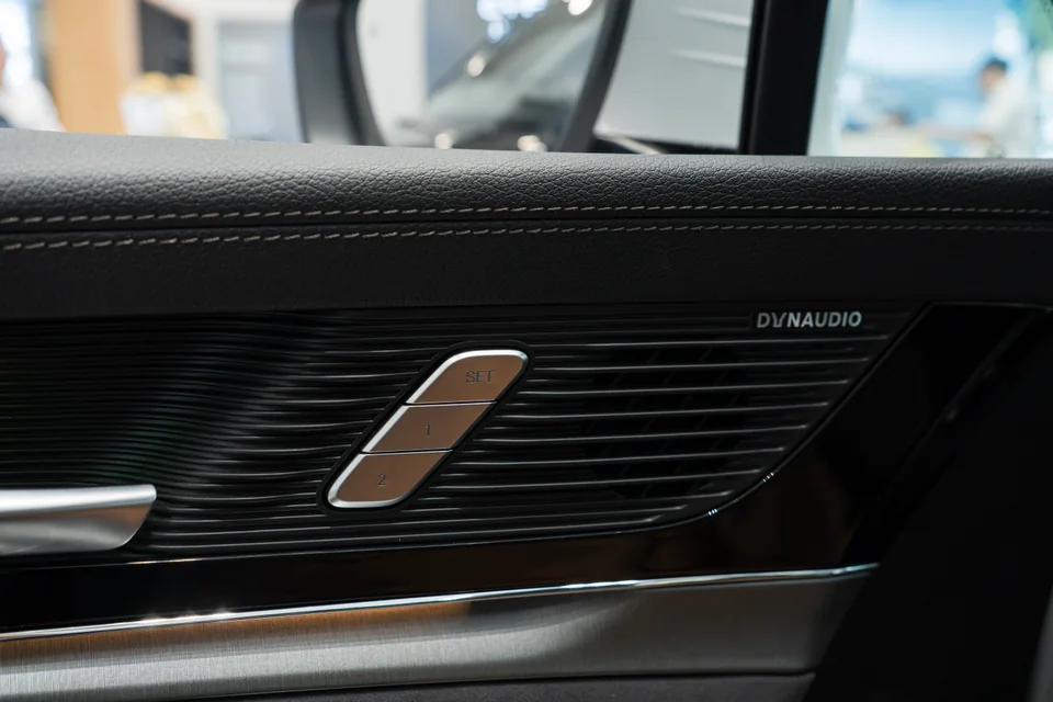 Chi tiết lưới loa Dynaudio và ốp cửa trên BYD Sealion 8