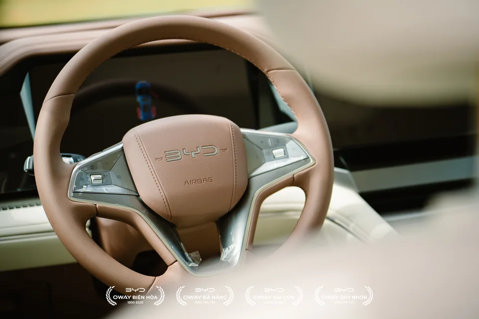 BYD M9 — Vô-lăng nội thất nâu