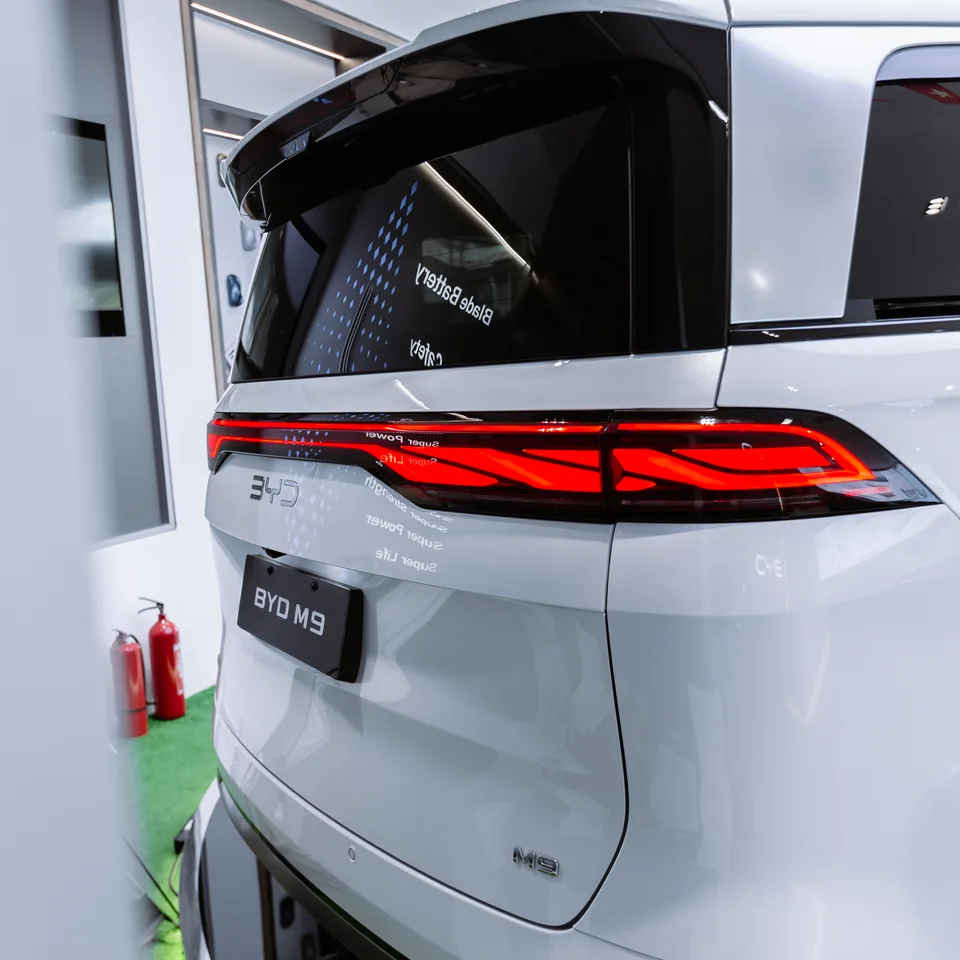 BYD M9 — Đuôi xe nhìn chéo
