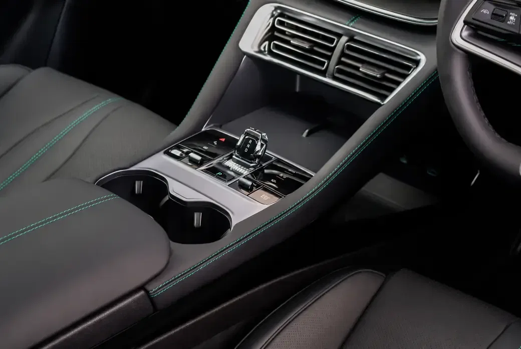 Bệ trung tâm nội thất đen BYD Sealion 6 Premium