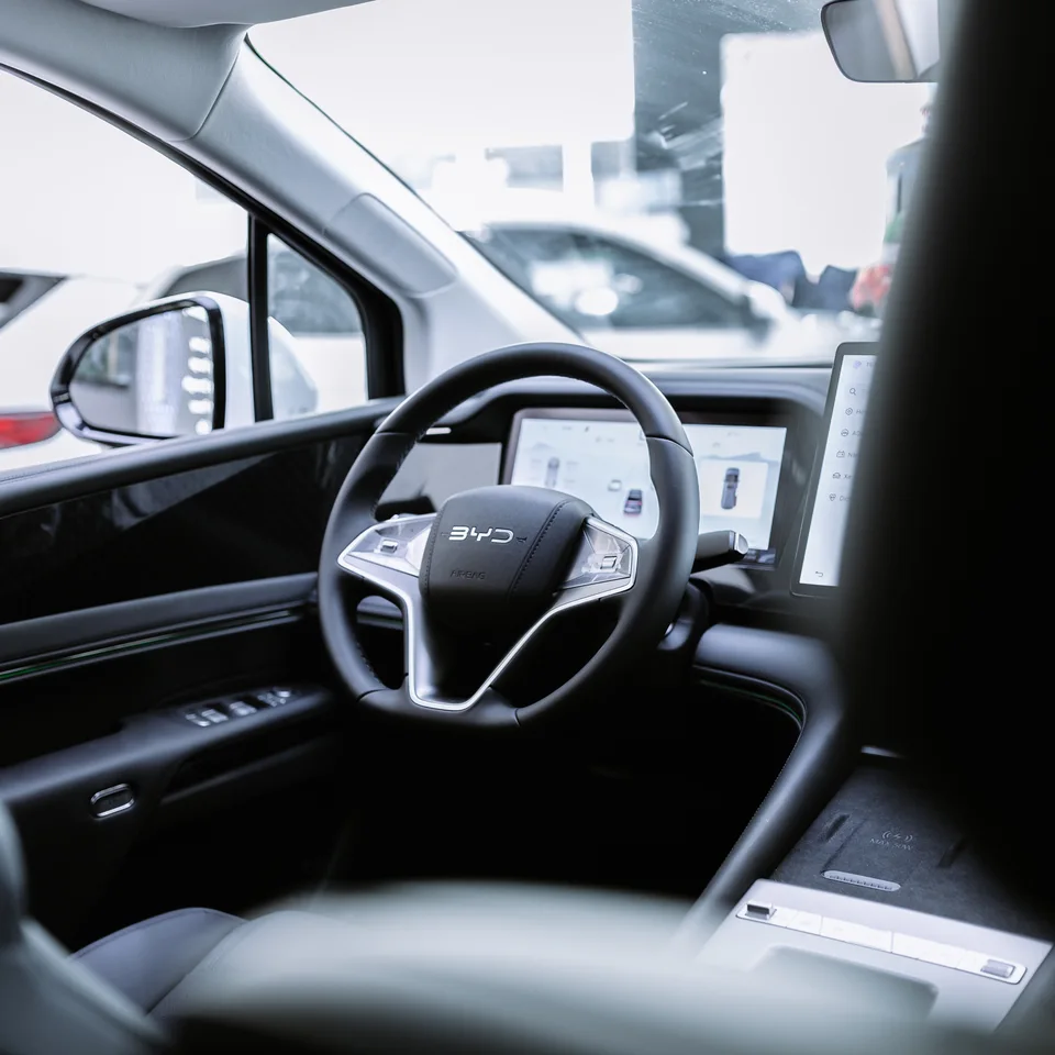 BYD M9 — Khoang lái nội thất tối màu