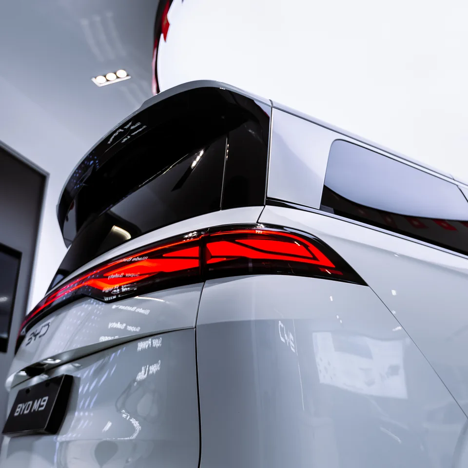 BYD M9 — Đèn sau nhìn từ góc thấp