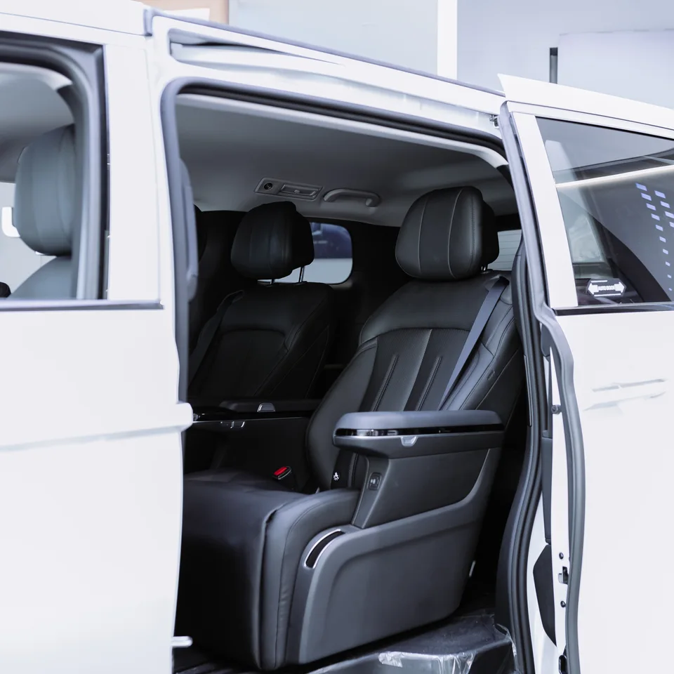 BYD M9 — Hàng ghế nhìn từ cửa trượt