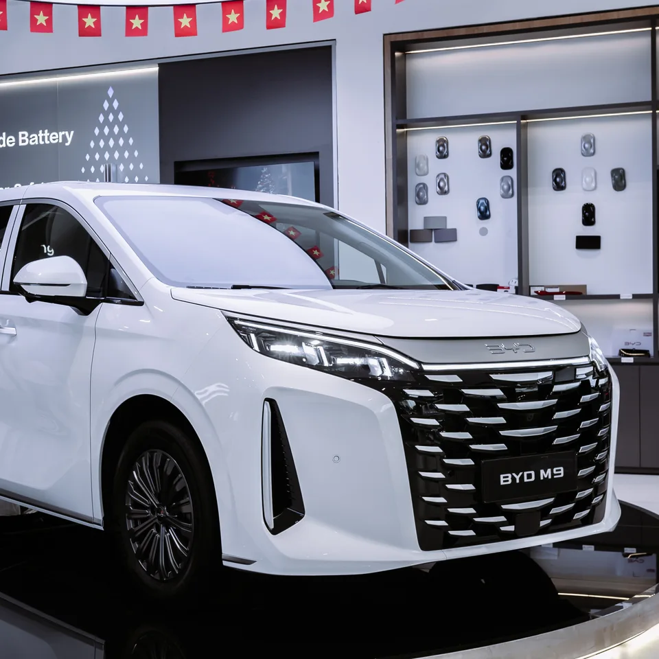 BYD M9 — Ngoại thất nhìn chéo phía trước